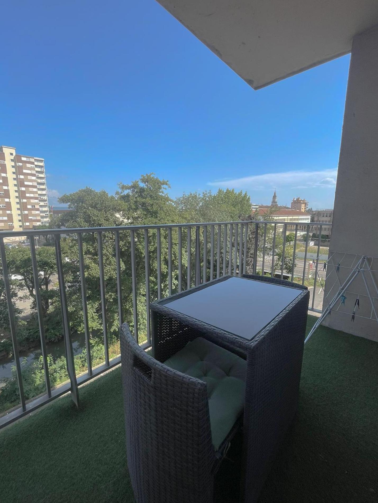 Appartement Spacieux Avec Balcon Bourg-en-Bresse Exterior photo